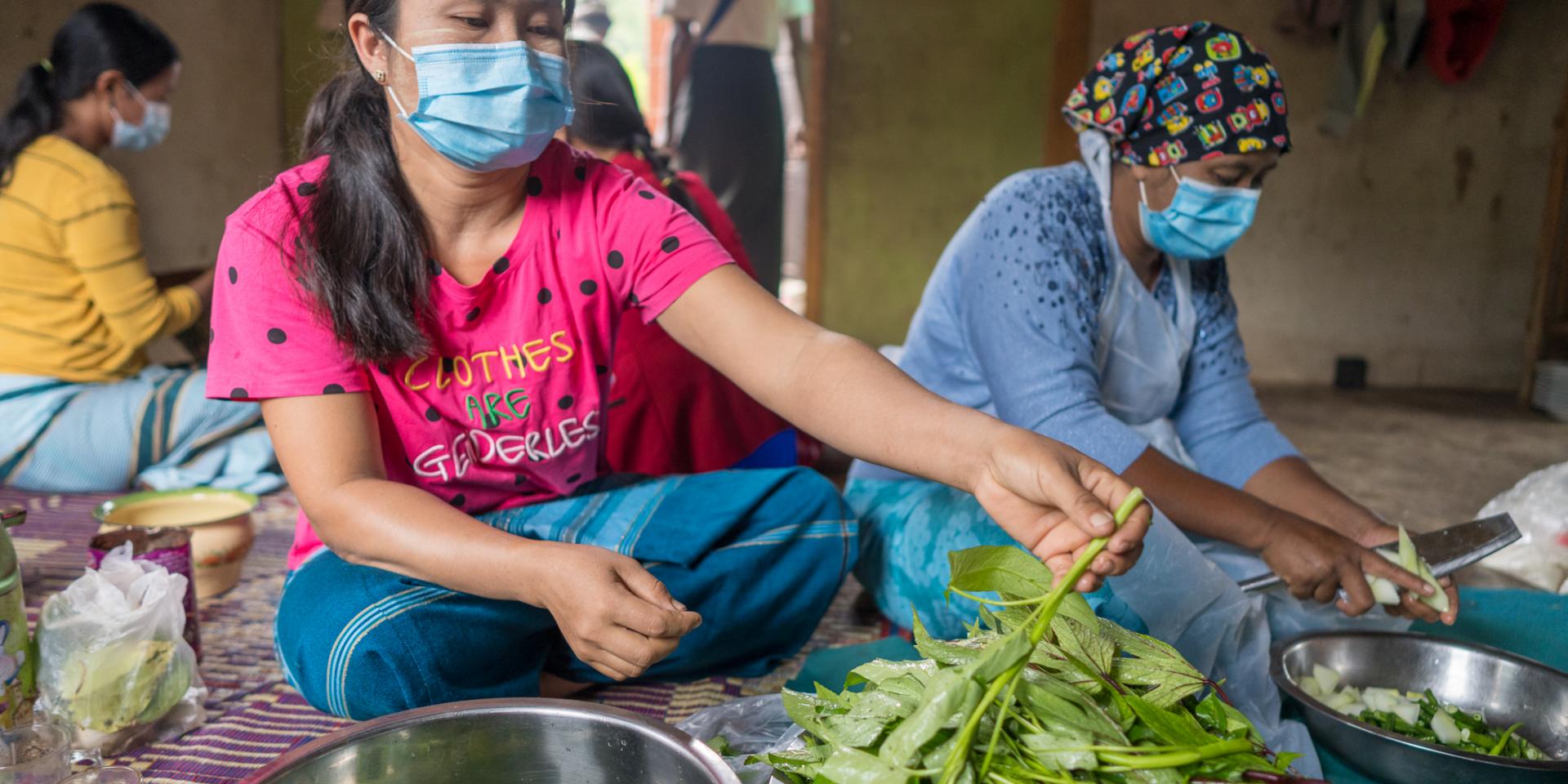 A female participant cutting spinach for cooking competition during the Nutrition month celebration in Pinlaung, Shan.