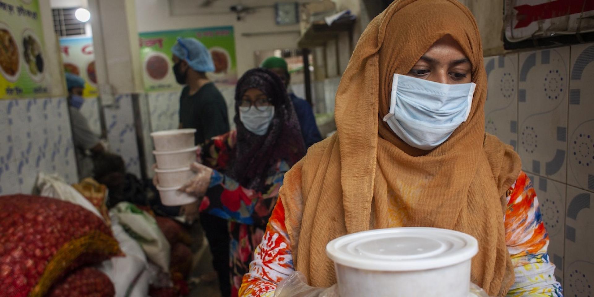 Women preparing food during the COVID-19 pandemic. Photo: UN Women.