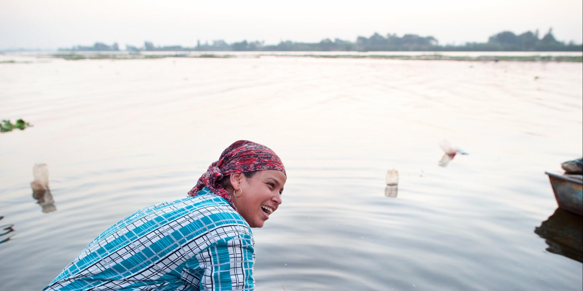 Woman washing wheat (wafaa)