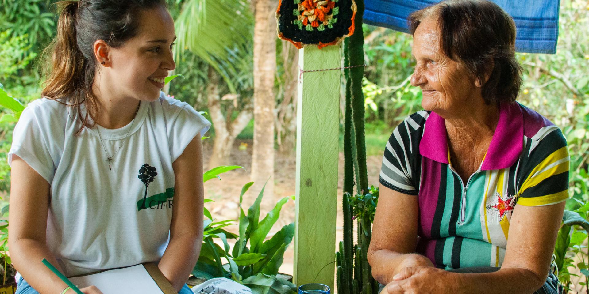 Entrevistadora Raisa aplicando o questionário para Dona Linda, moradora antiga do assentamento. Photo by Icaro Cooke Vieira/CIFOR