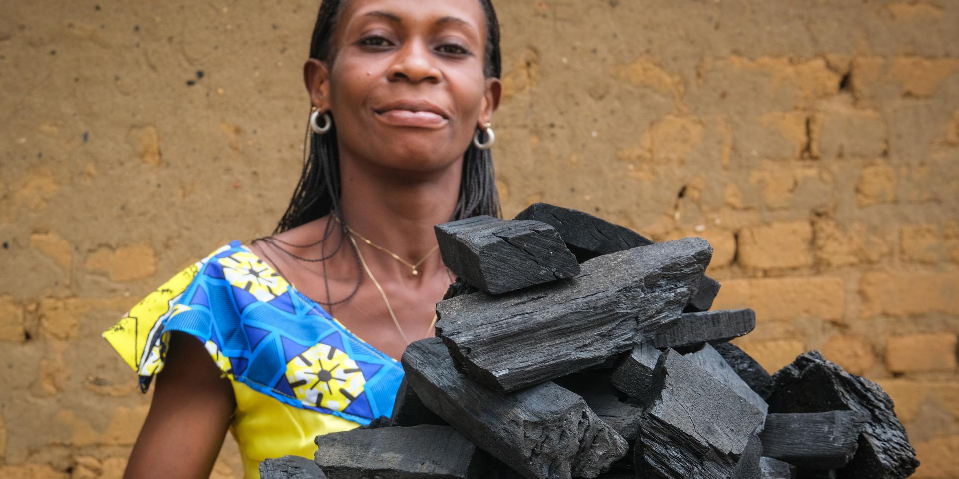 Member of a women association with charcoal produced from the surplus of CFT 's wood production, Kisangani - DRC.   