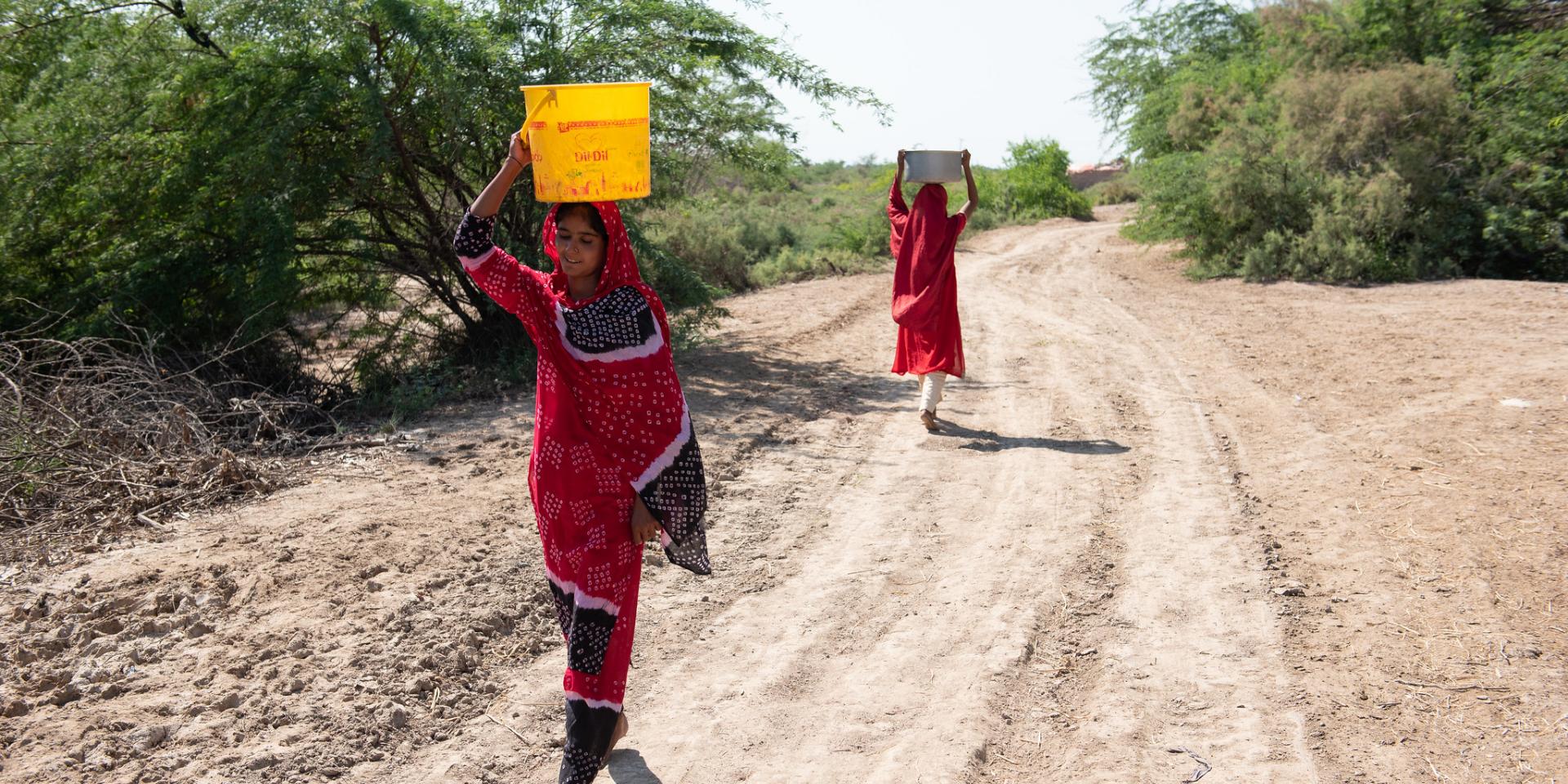 Saima and Sanam fetching from a water pump and taking the water home,Peer of Jhalo on coastal area, Sind, Pakistan Photo credit: Muhammad Usman Ghani / IWMI