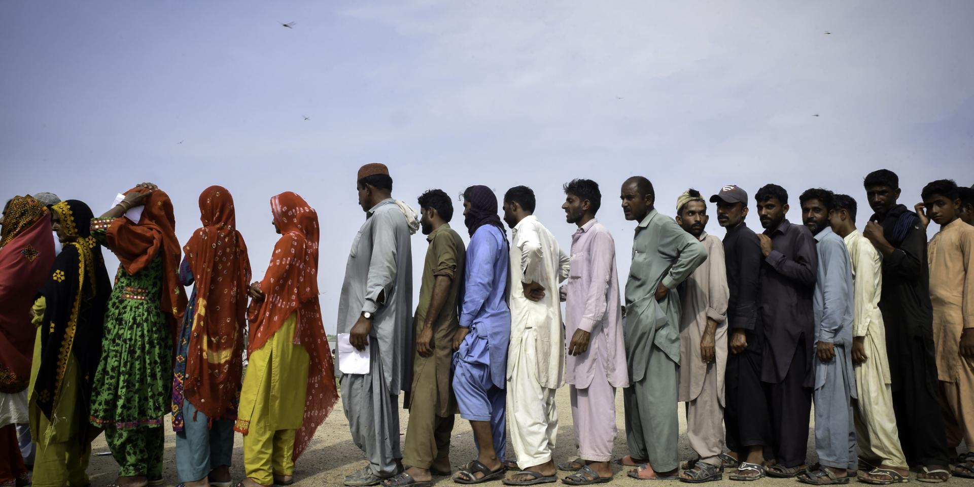 People line up to receive relief items. Pakistani authorities estimate it could take up to 6 months for floodwaters to recede in the hardest-hit areas.     © European Union, 2022 (photographer: Abdul Majeed)