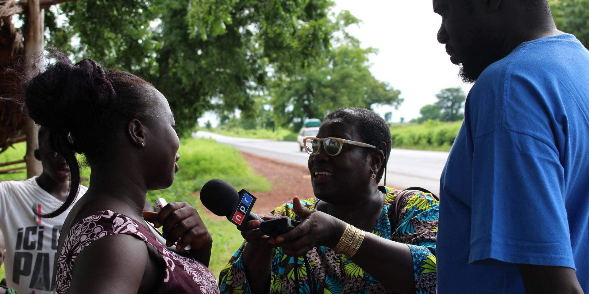 Journalists meet farmer