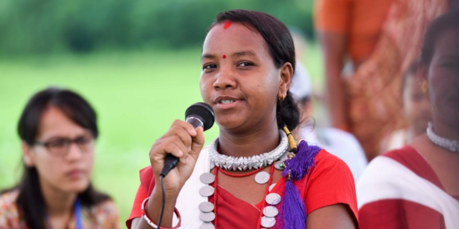 A woman speaks during a visit to a climate-smart village and community seed bank in Nawalparasi, Nepal. Photo: Neil Palmer/CIAT.