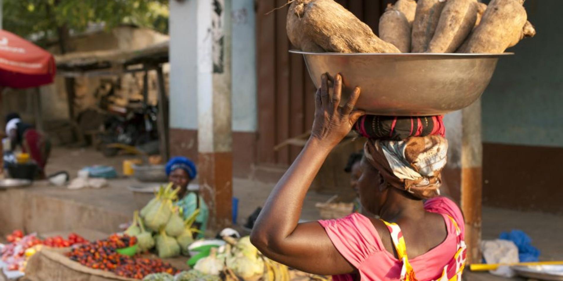 A woman hawking yam