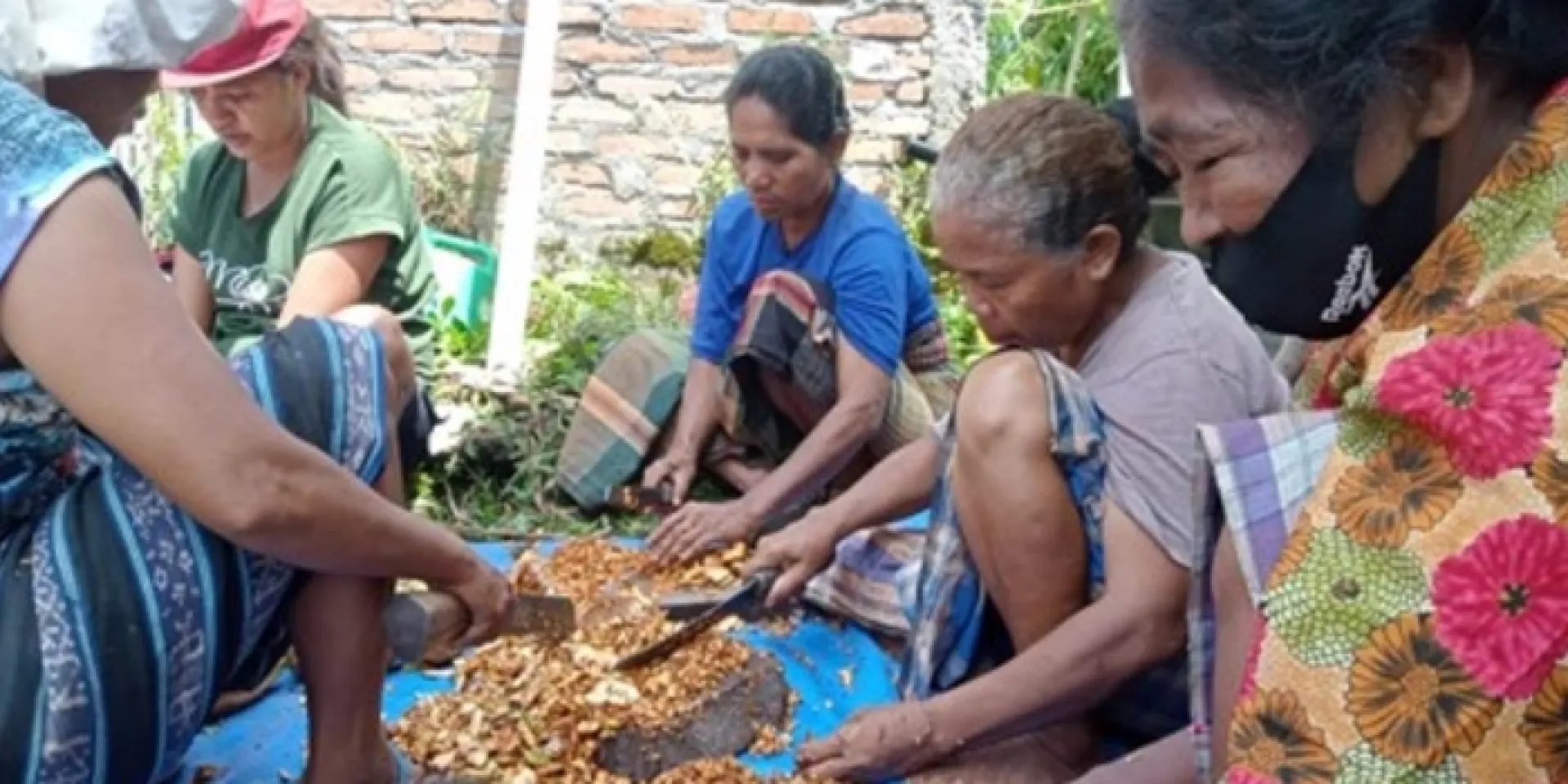 The women’s group chops cocoa pods before fermenting the pods into fertilizer.