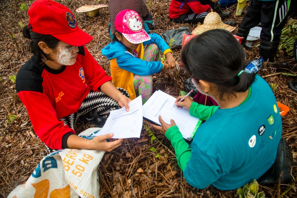 Participatory action research for community-based fire prevention and peatland restoration. Photo: Aris Sanjaya/CIFOR.