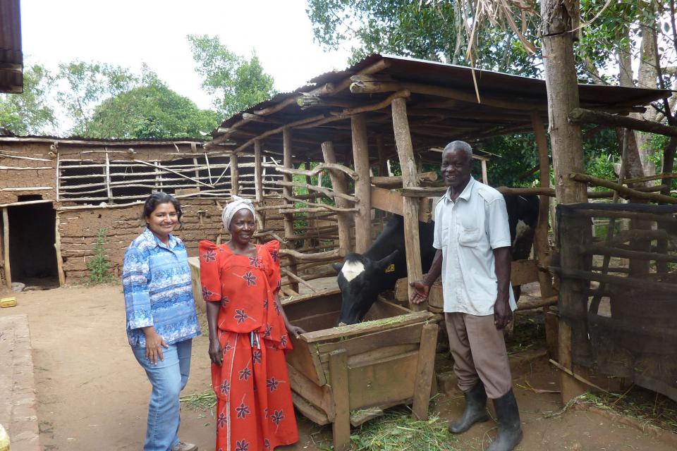Photo of researcher and farmers in Uganda