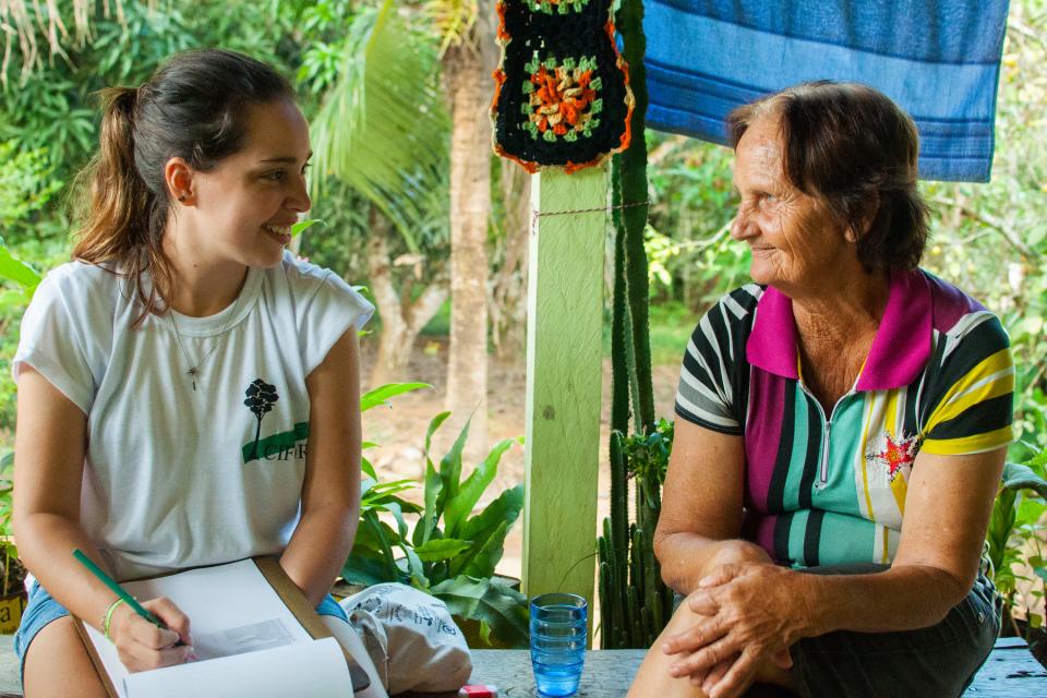 Mato Grosso, Brazil Entrevistadora Raisa aplicando o questionário para Dona Linda, moradora antiga do assentamento.     Photo by Icaro Cooke Vieira/CIFOR
