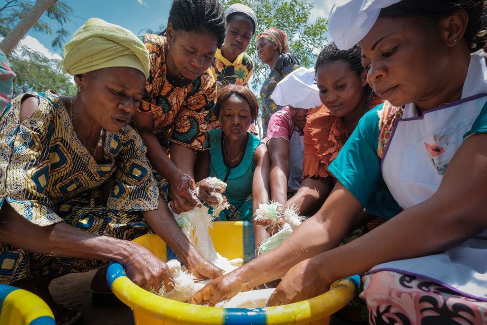 Manioc washing during a workshop on manioc transformation held in Yangambi - DRC.