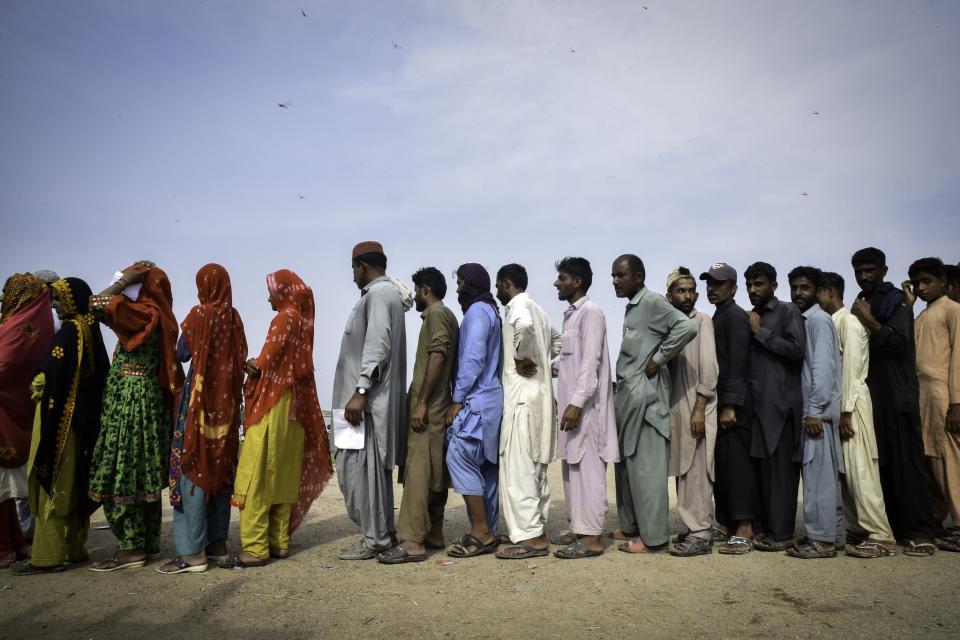 People line up to receive relief items. Pakistani authorities estimate it could take up to 6 months for floodwaters to recede in the hardest-hit areas.     © European Union, 2022 (photographer: Abdul Majeed)