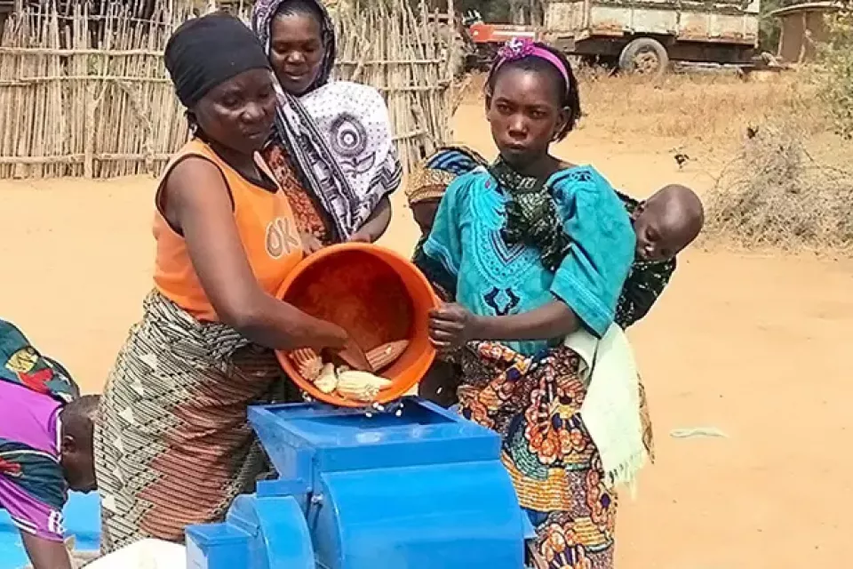 Rural women in Kongwa District, Tanzania, using a low-cost maize thresher run by a diesel engine. (Photo: C. Mutungi/IITA).