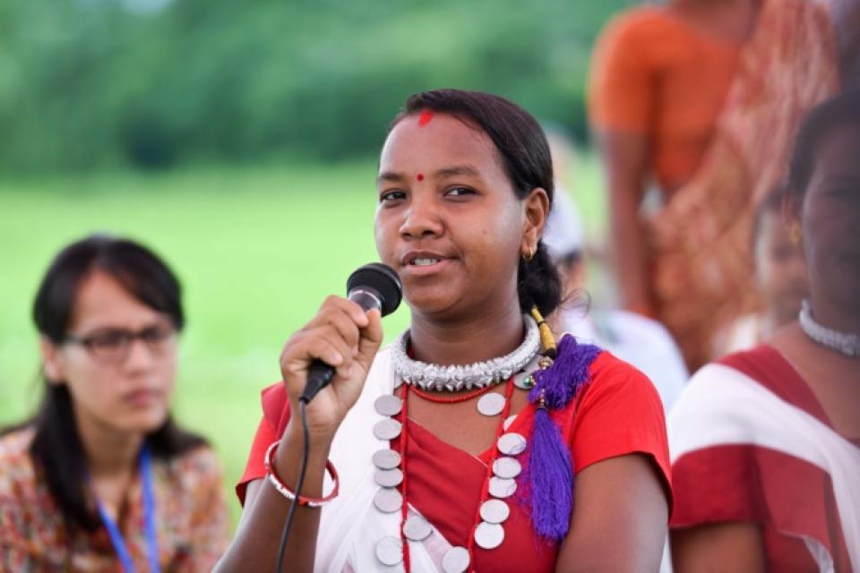 A woman speaks during a visit to a climate-smart village and community seed bank in Nawalparasi, Nepal. Photo: Neil Palmer/CIAT.